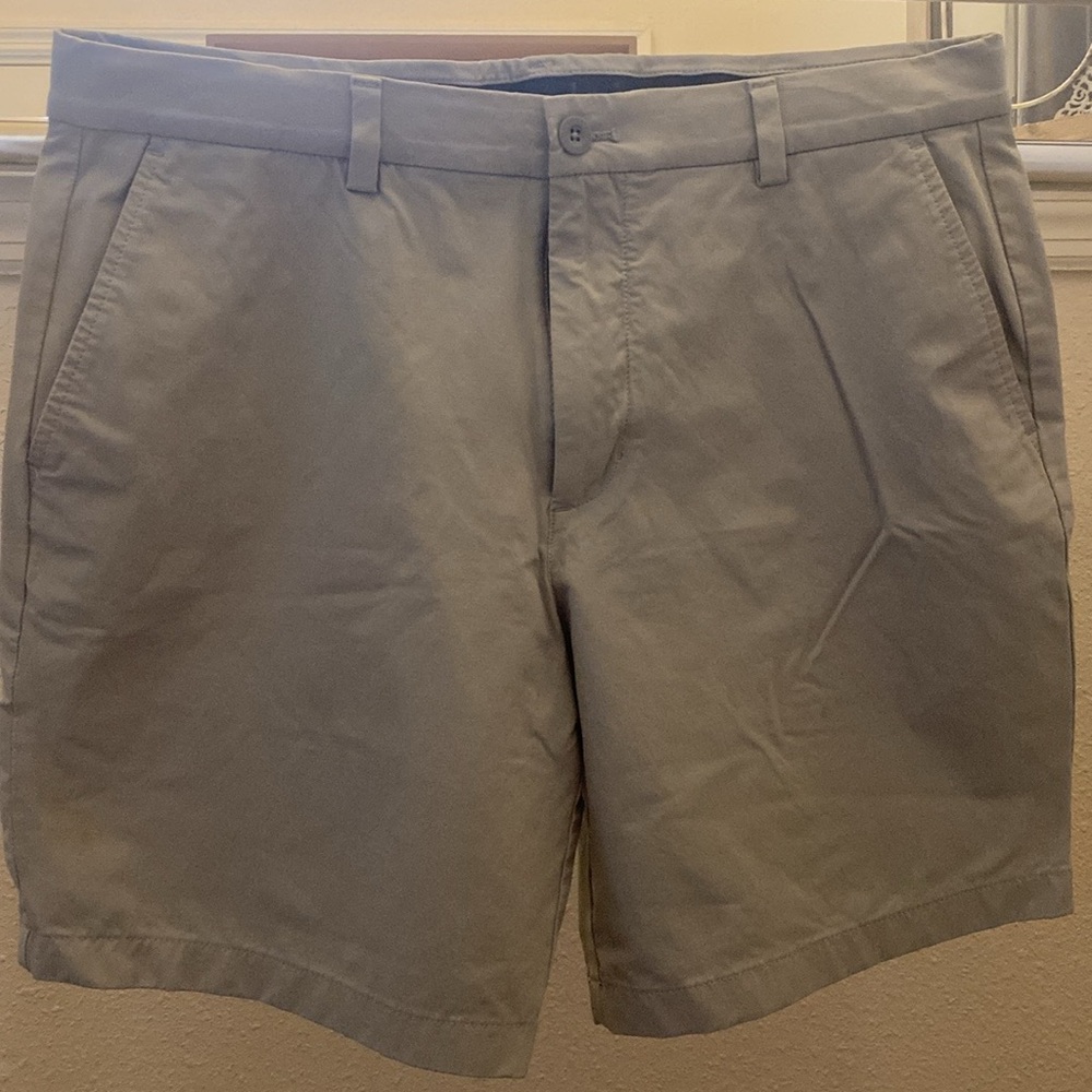 Men’s khaki Vinyard Vines 
9” on- the - go shorts 
Size 36